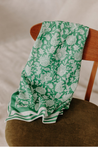 foulard vert imprimé sur une chaise