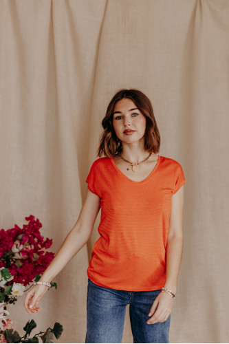 femme qui porte un t-shirt uni couleur orange