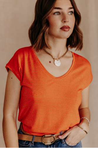 femme qui porte un t-shirt tangerine