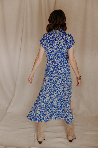 Femme de dos avec une robe imprimée.
