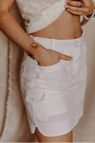 Détails des poches de la jupe short blanche.