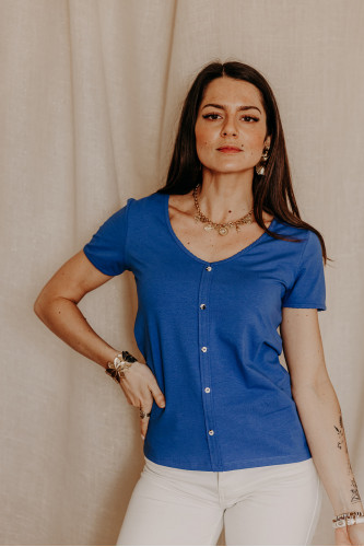 Femme avec un t-shirt manches courtes bleu.