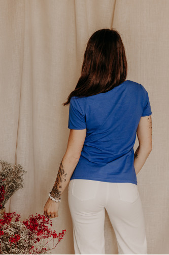 Femme de dos avec un t-shirt bleu.
