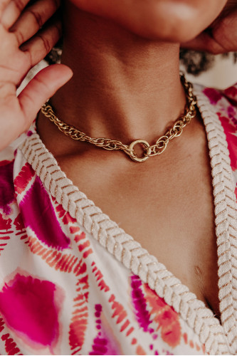 Femme avec un collier doré.