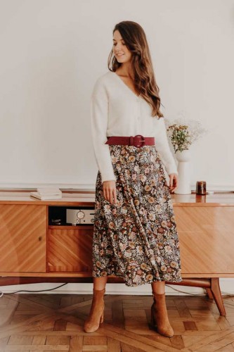 Femme portant une jupe longue à fleurs