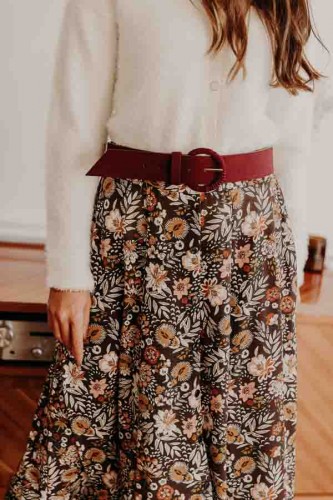 Femme portant une jupe avec une ceinture