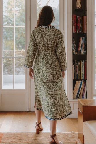 Femme de dos qui porte une robe longue imprimée