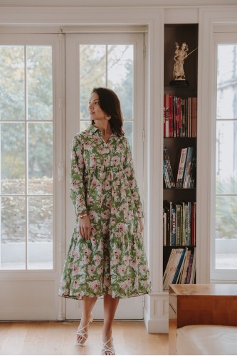 Femme qui porte une robe imprimée fleurie