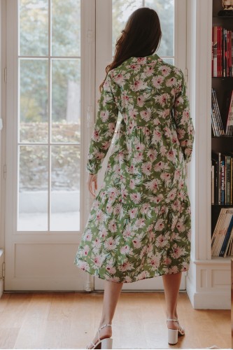 Femme de dos qui porte une robe imprimée fleurie
