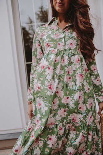 Femme debout qui porte une robe imprimée fleurie