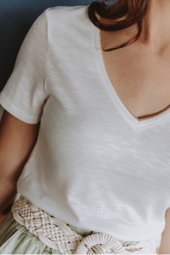 Détails d'un t-shirt blanc porté par une femme