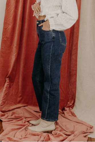 Pantalon droit en jean porté par une femme