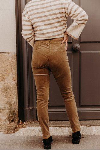 Femme de dos avec un pantalon en velours.