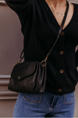 Femme qui porte un sac noir.