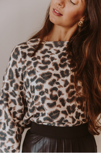 Femme qui porte un pull léopard.