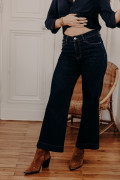 Femme qui porte un jean flare.