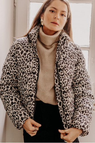 Femme portant une doudoune léopard.