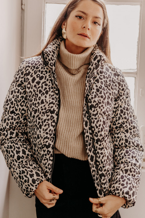 Femme portant une doudoune léopard.
