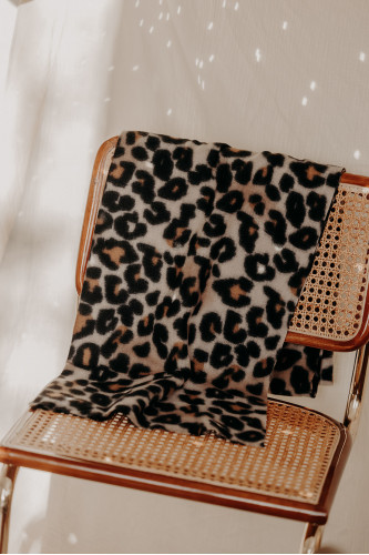 Echarpe léopard sur une chaise.