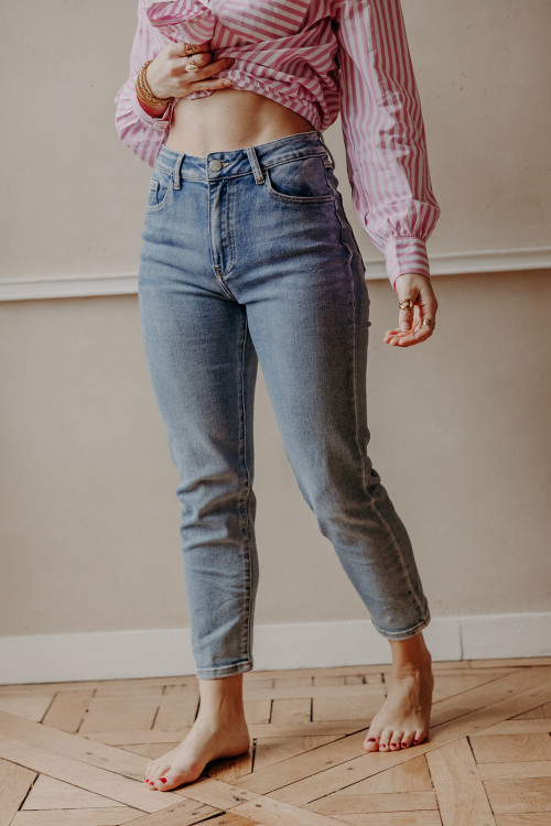 Femme portant un jean.