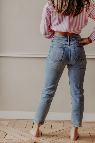 Femme de dos avec un jean mom.