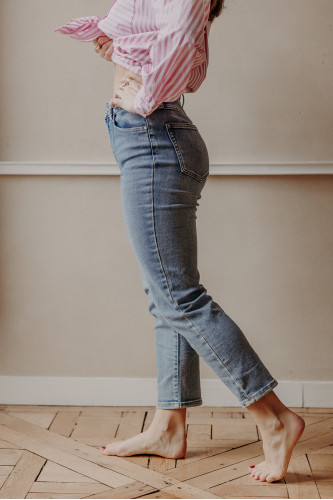 Femme de profil avec un jean.