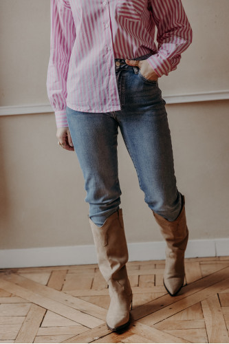 Femme avec un jean et des bottes.