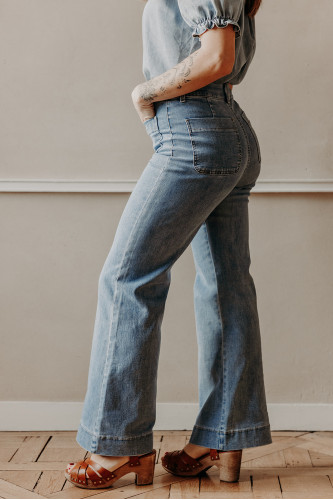 profil d'une femme qui porte un jean large flare