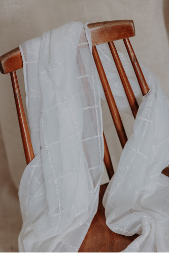 Foulard blanc sur une chaise.