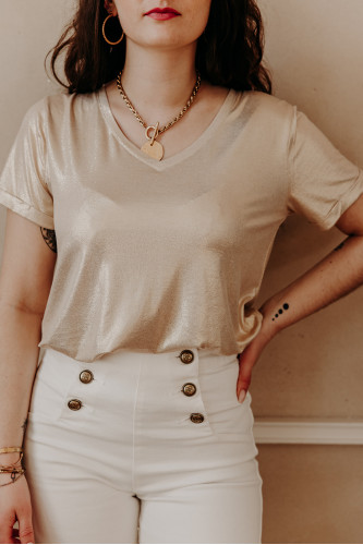 Femme avec un t-shirt manches courtes doré.