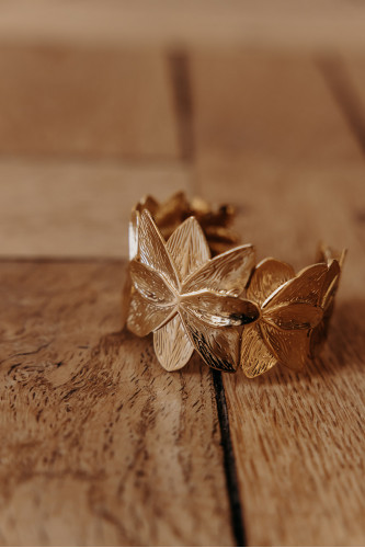 Bracelet doré avec des feuilles.