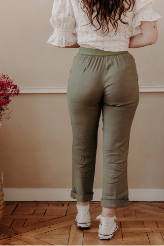Femme de dos avec un pantalon en lin kaki.