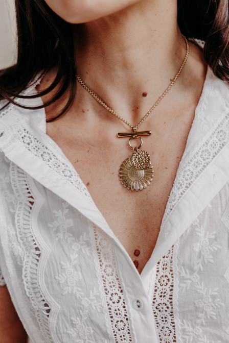 Collier doré posé. Collier doré posé.