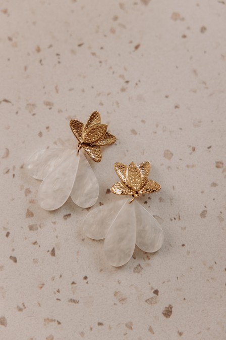 Détails des boucles dorées et en résine. Détails des boucles dorées et en résine.