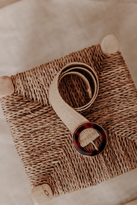 Femme avec une ceinture.