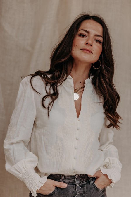 Femme avec une blouse brodée. Femme avec une blouse brodée.
