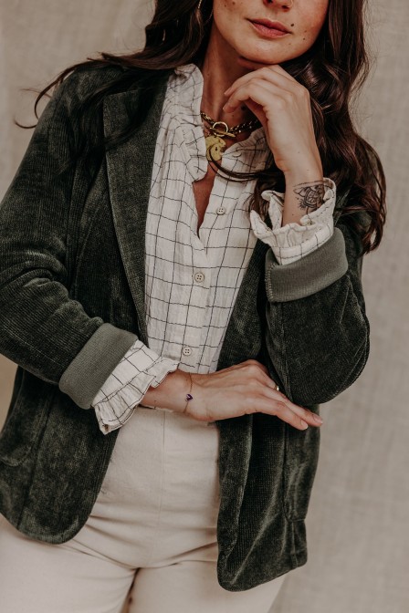 Femme avec un blazer.