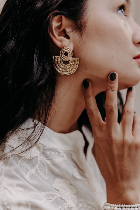 Femme avec des boucles dorées.