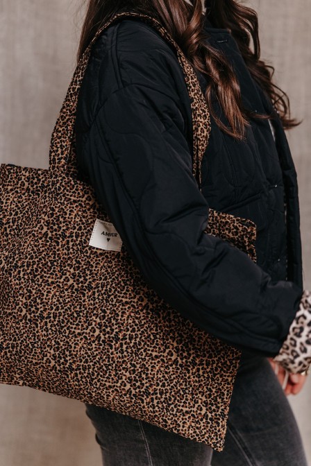 Femme qui tient un sac. Femme qui tient un sac.
