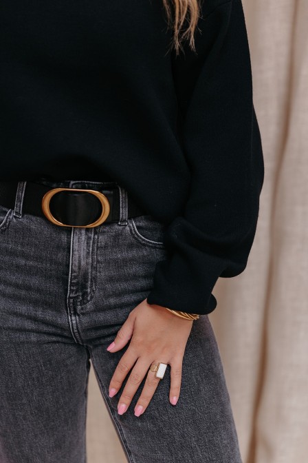 Ceinture noire posée sur une stèle. Ceinture noire posée sur une stèle.