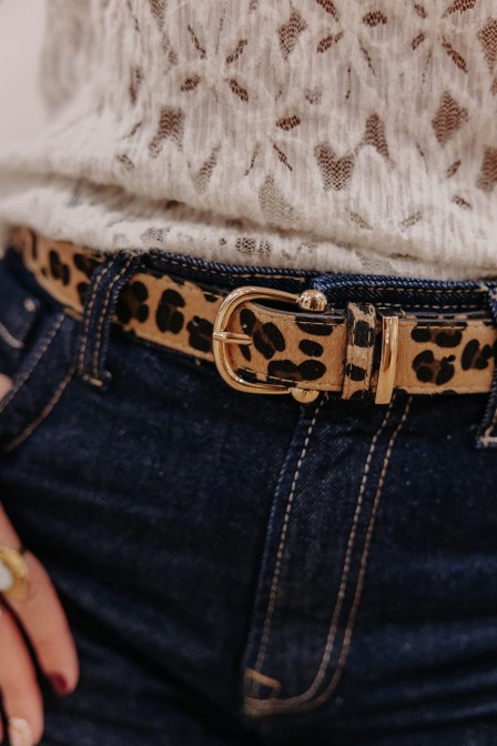 Ceinture avec imprimé léopard portée sur un jean. Ceinture avec imprimé léopard portée sur un jean.