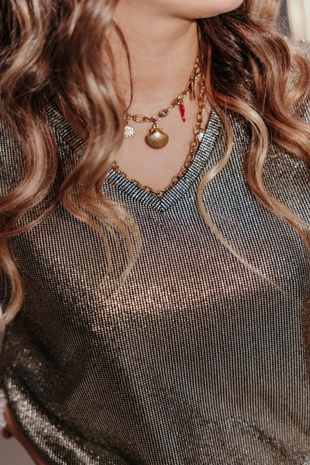 Femme qui porte un top de couleur gold. Femme qui porte un top de couleur gold.