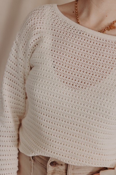 Femme avec un pull à ajouré.