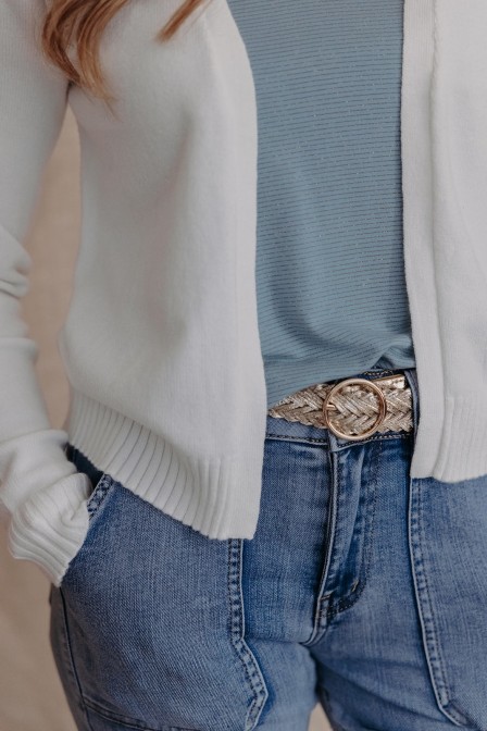 Femme portant un gilet blanc en maille. Femme portant un gilet blanc en maille.