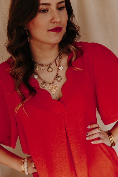 Femme portant une robe rouge corail. Femme portant une robe rouge corail.