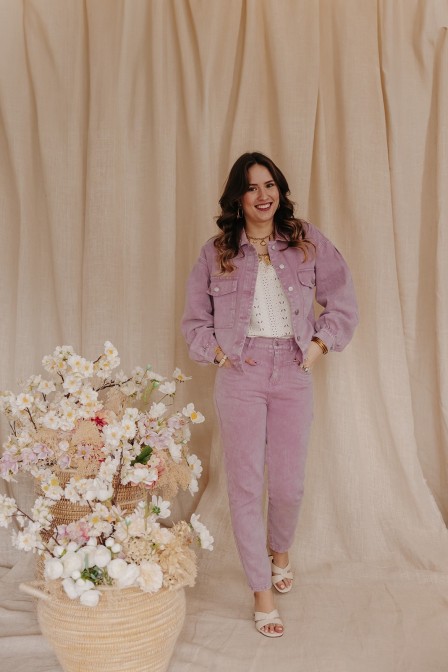 Femme de face portant un pantalon.