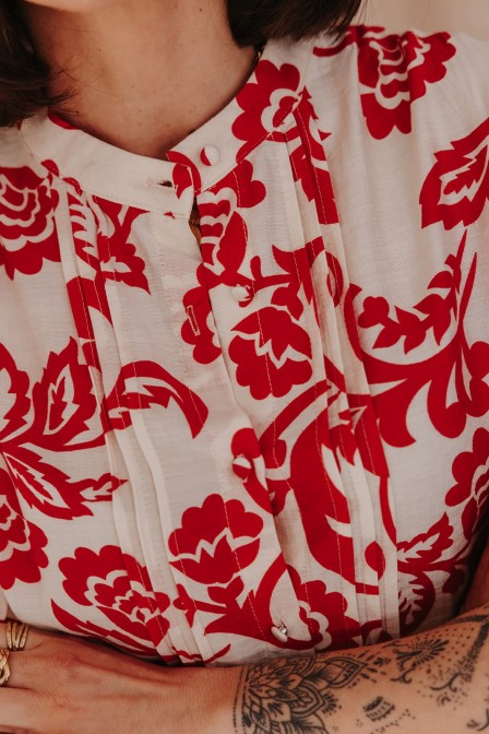 Femme portant une chemise à motif rouge. Femme portant une chemise à motif rouge.