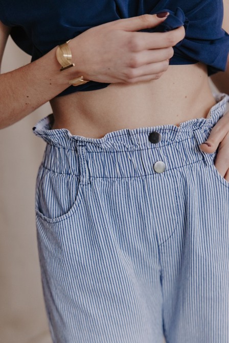 Femme avec un pantalon rayé. Femme avec un pantalon rayé.
