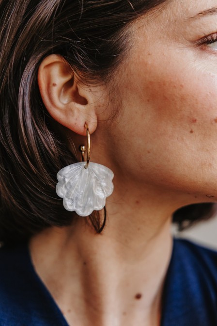 Femme avec des boucles d'oreilles. Femme avec des boucles d'oreilles.