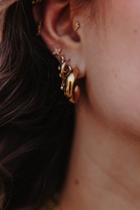 Boucles d'oreilles posées.